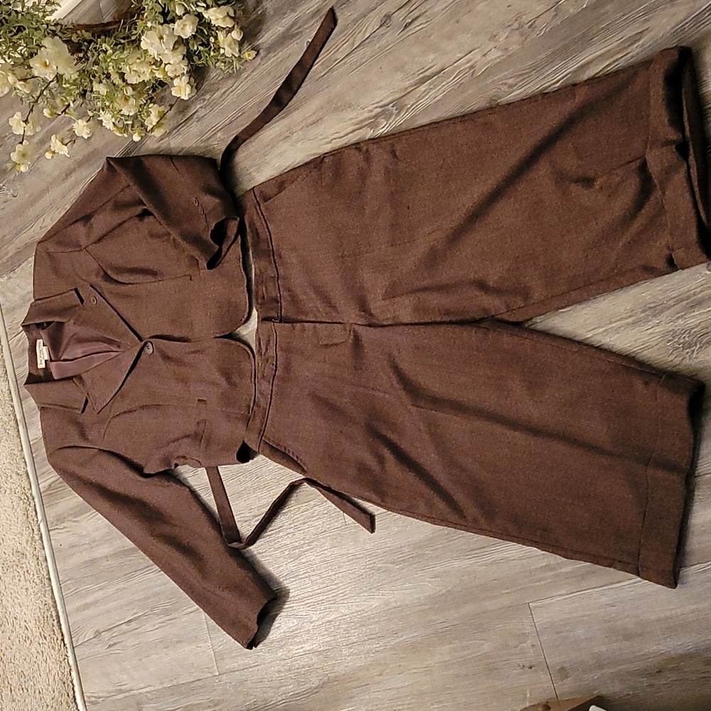 NWOT, 2pc business, casual blazer and Capri set in cocoa brown.